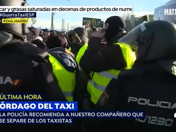 Máxima tensión en directo: La Policía recomienda a un reportero de 'Espejo Público' que se separe de los taxistas Máxima tensión en directo: La Policía recomienda a un reportero de 'Espejo Público' que se separe de los taxistas