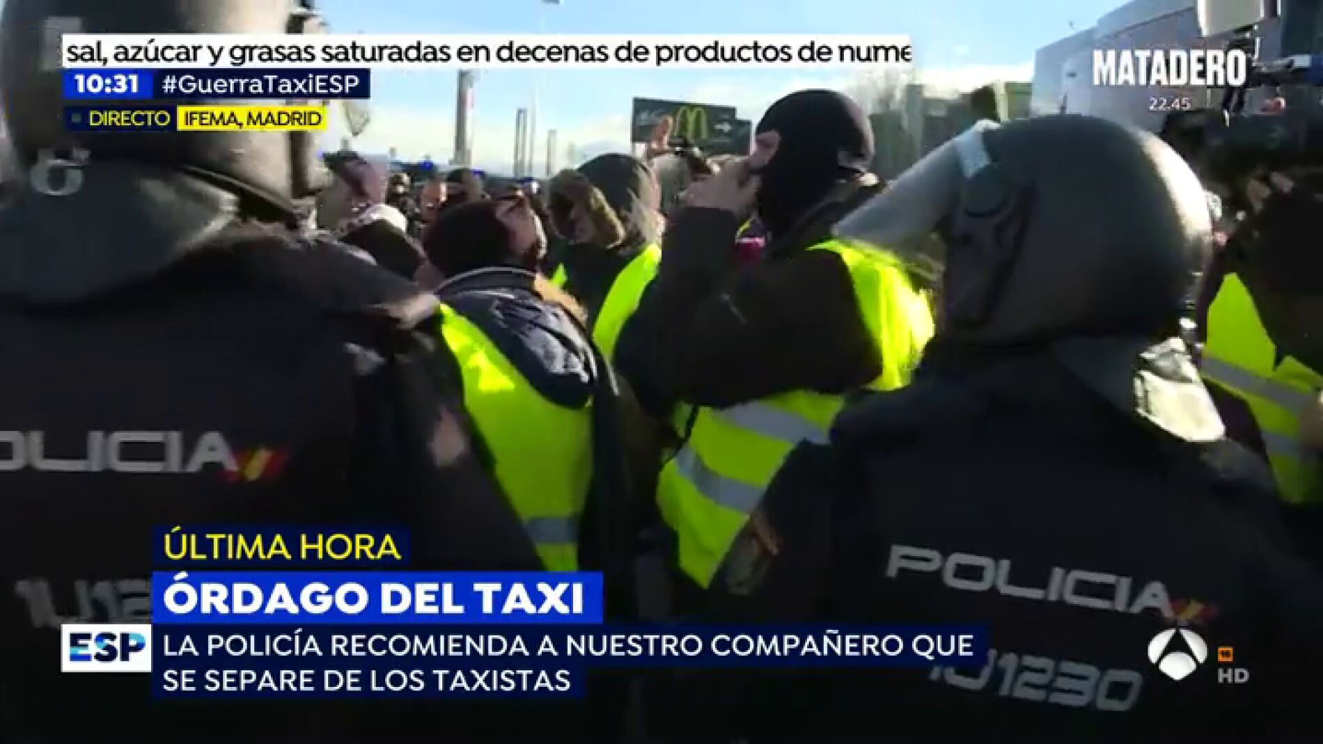 M&aacute;xima tensi&oacute;n en directo: La Polic&iacute;a recomienda a un reportero de 'Espejo P&uacute;blico' que se separe de los taxistas
