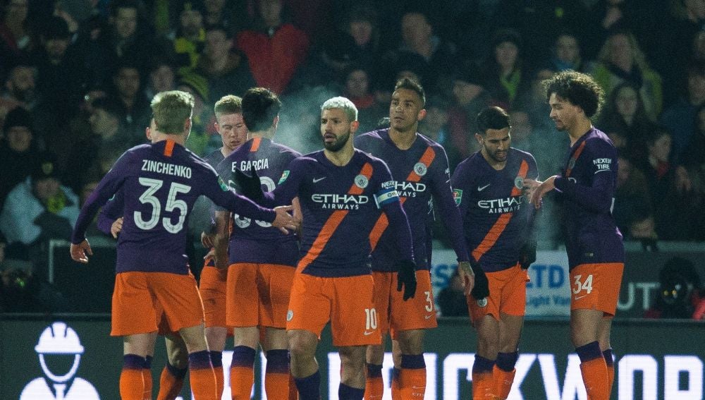 Kun Agüero celebra su gol ante el Burton Albion