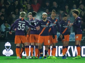 Kun Agüero celebra su gol ante el Burton Albion