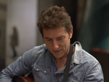 Vídeo: Manel Fuentes se atreve con la guitarra y nos canta un sencillo