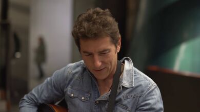 Manel Fuentes se atreve con la guitarra y nos canta un sencillo