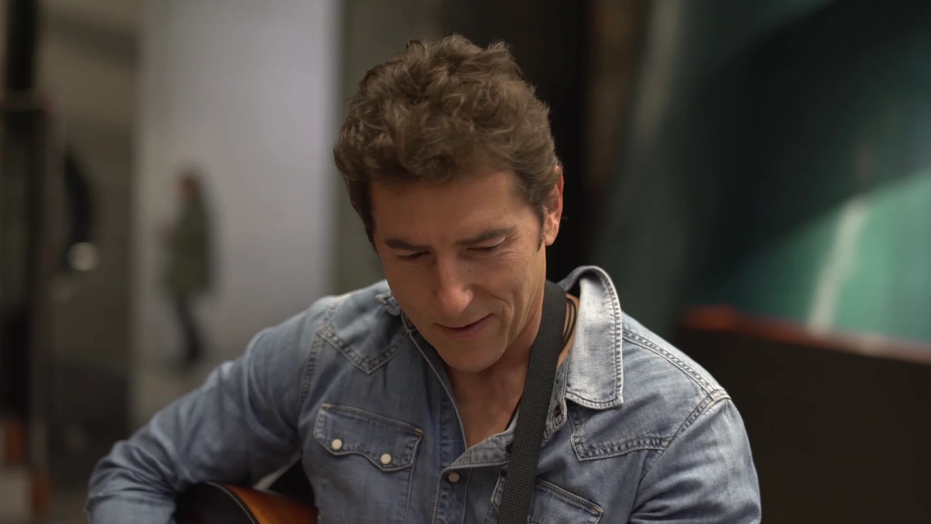 Vídeo: Manel Fuentes se atreve con la guitarra y nos canta un sencillo