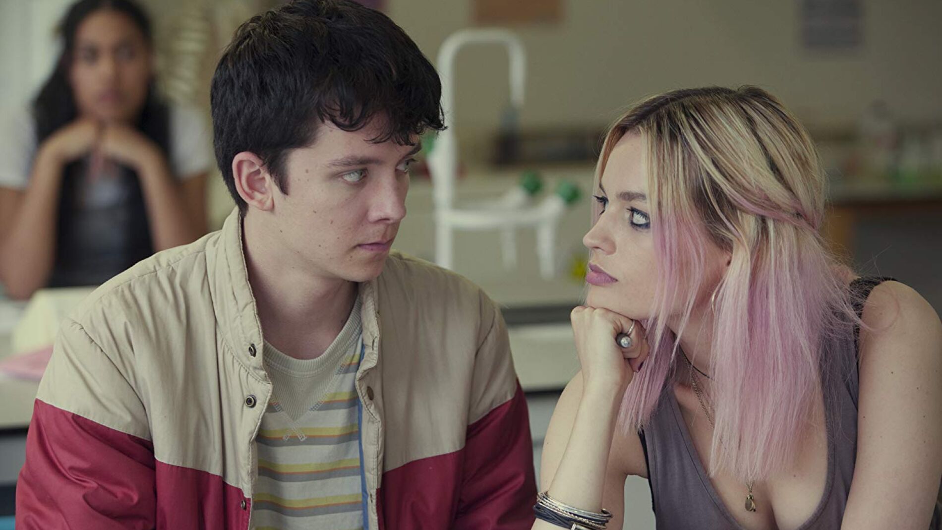 Asa Butterfield y Emma Mackey en 'Sex Education'