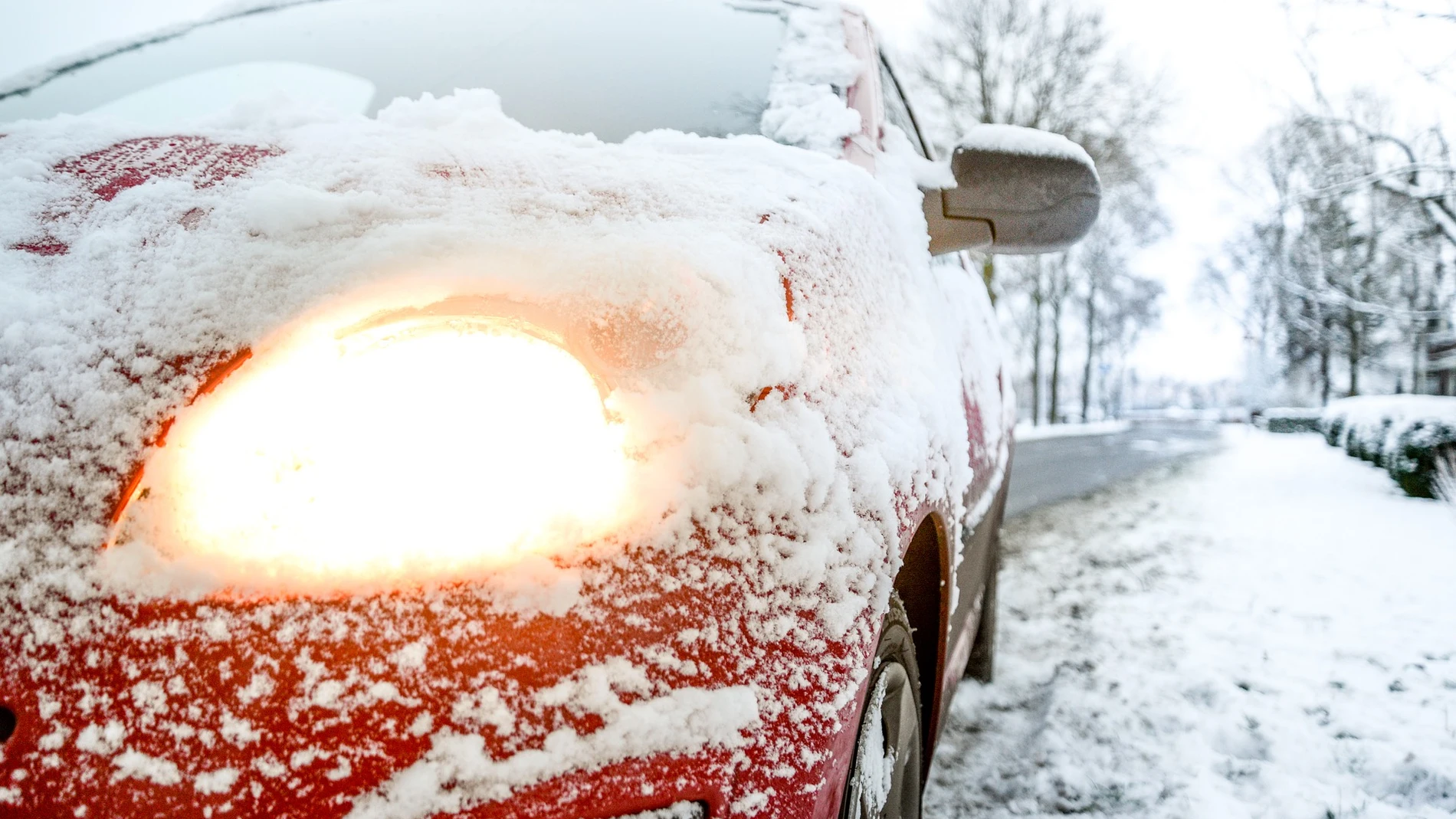Coche en una carretera con hielo y nieve Coche en una carretera con hielo y nieve