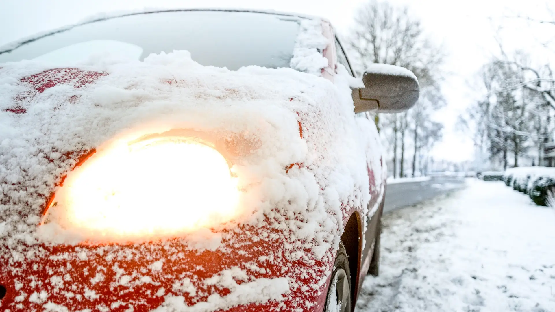 Coche en una carretera con hielo y nieve Coche en una carretera con hielo y nieve
