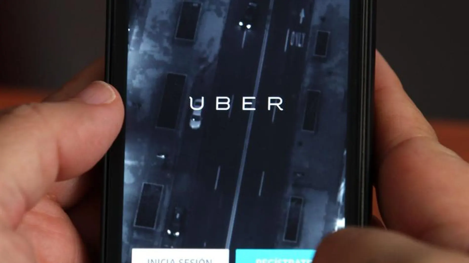 Un usuario de Uber utiliza la aplicación Un usuario de Uber utiliza la aplicación