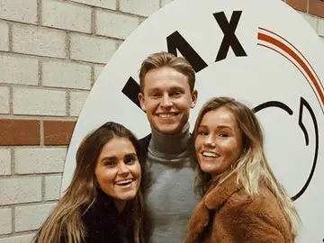 Mikky Kiemeney posa con De Jong y el escudo del Ajax de fondo Mikky Kiemeney posa con De Jong y el escudo del Ajax de fondo
