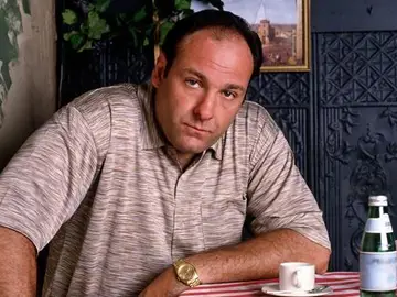 James Gandolfini como Tony Soprano James Gandolfini como Tony Soprano