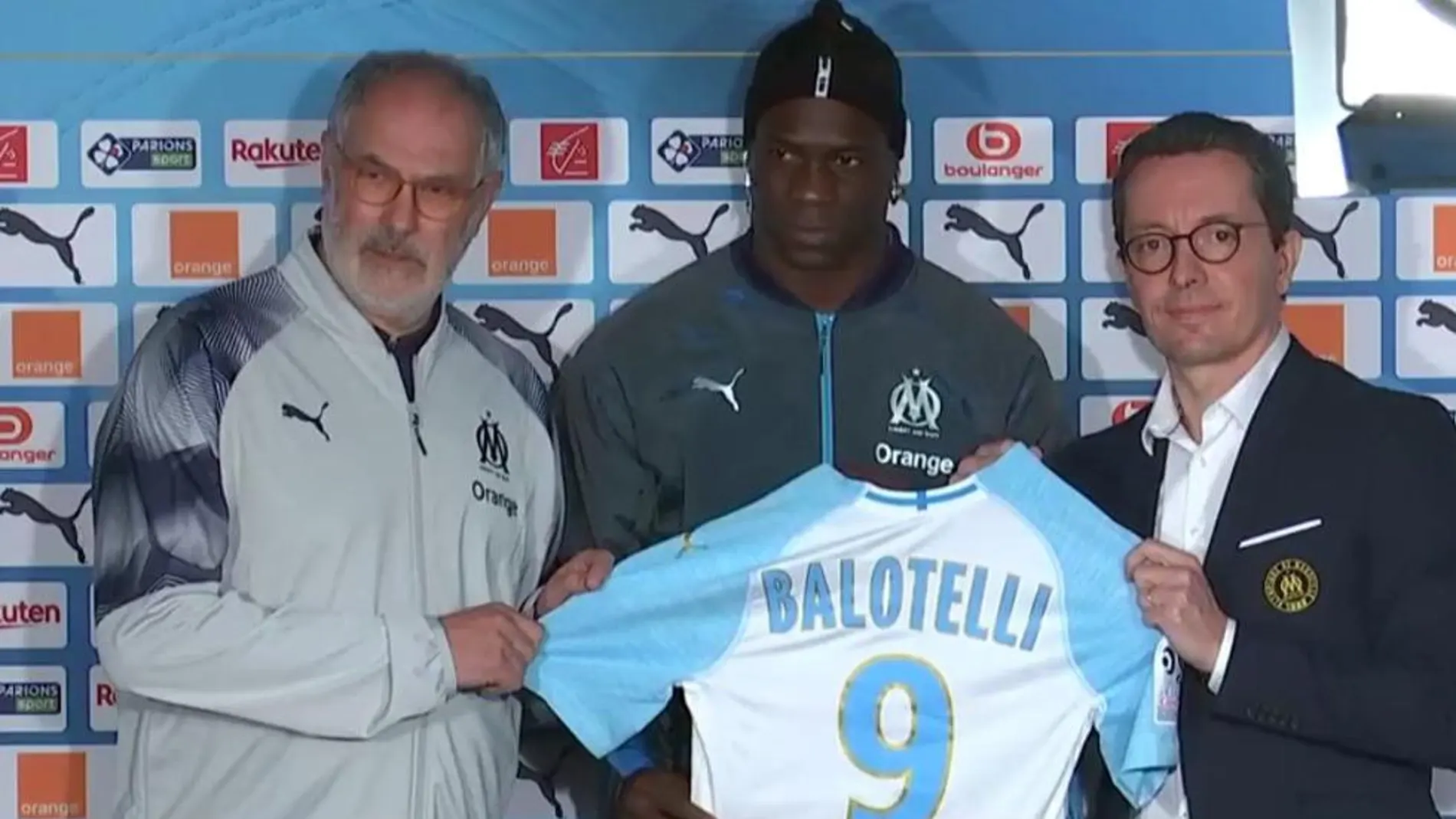Mario Balotelli tras cerrar su fichaje con el Marsella de Zubizarreta. Mario Balotelli tras cerrar su fichaje con el Marsella de Zubizarreta.