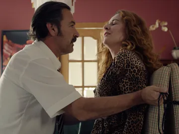 Almudena seduce a Pascual: "A veces le pedía a mi marido que me atara así" Almudena seduce a Pascual: "A veces le pedía a mi marido que me atara así"