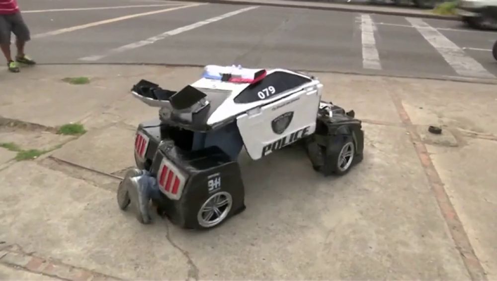  El 'transformer humanoide' Luis René Cruz se convierte  en coche de policía y patrulla por las calles de Bogotá