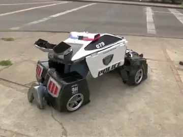 El 'transformer humanoide' Luis René Cruz se convierte en coche de policía y patrulla por las calles de Bogotá El 'transformer humanoide' Luis René Cruz se convierte en coche de policía y patrulla por las calles de Bogotá