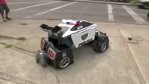 El 'transformer humanoide' Luis René Cruz se convierte en coche de policía y patrulla por las calles de Bogotá El 'transformer humanoide' Luis René Cruz se convierte en coche de policía y patrulla por las calles de Bogotá