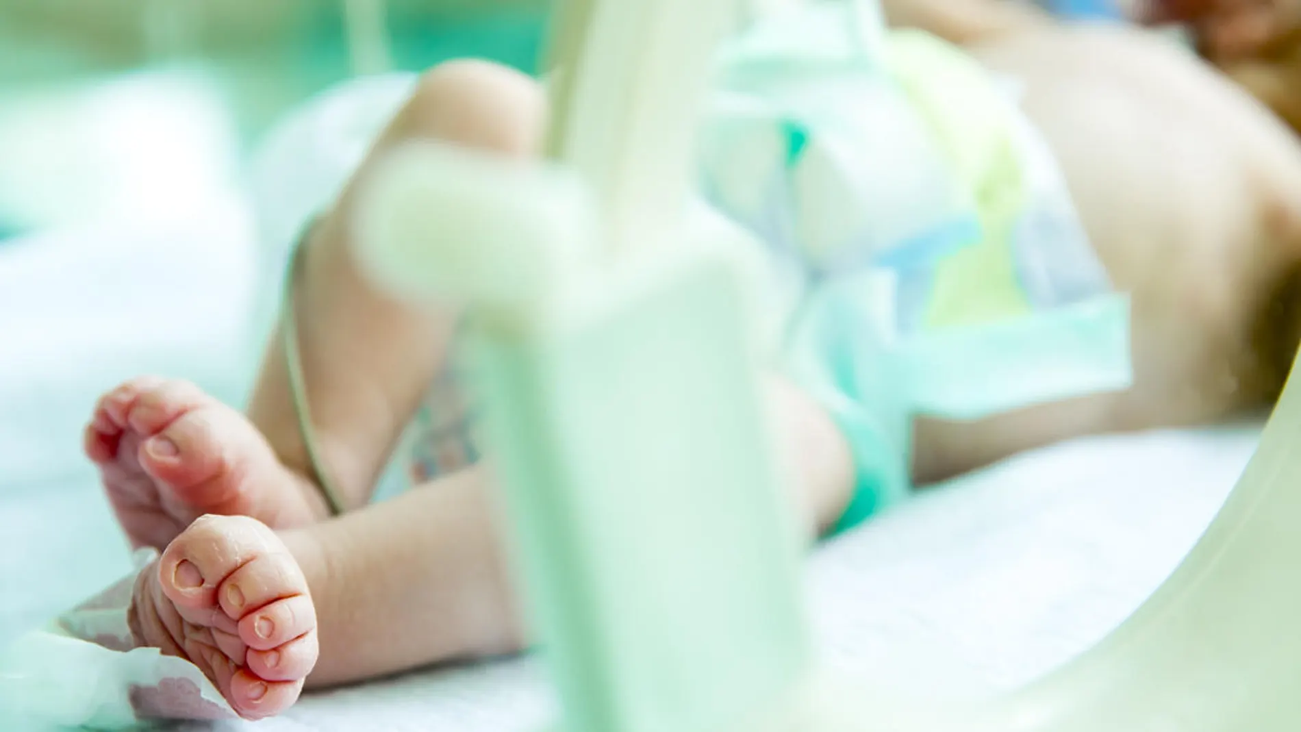 Imagen de archivo de un bebé en el hospital Imagen de archivo de un bebé en el hospital