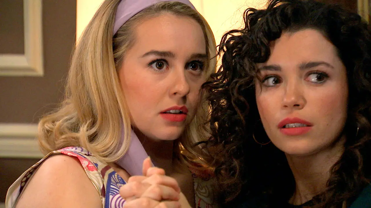 VÍDEO - AMAR: Amelia y Luisita, sorprendidas en un momento íntimo