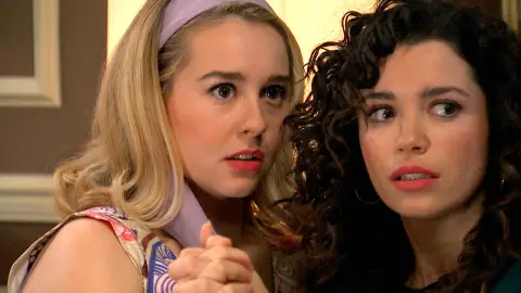 Amelia y Luisita, sorprendidas en un momento íntimo Amelia y Luisita, sorprendidas en un momento íntimo