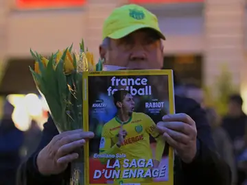 Un aficionado del Nantes, con una portada de 'France Football' en la que aparece Emiliano Sala Un aficionado del Nantes, con una portada de 'France Football' en la que aparece Emiliano Sala