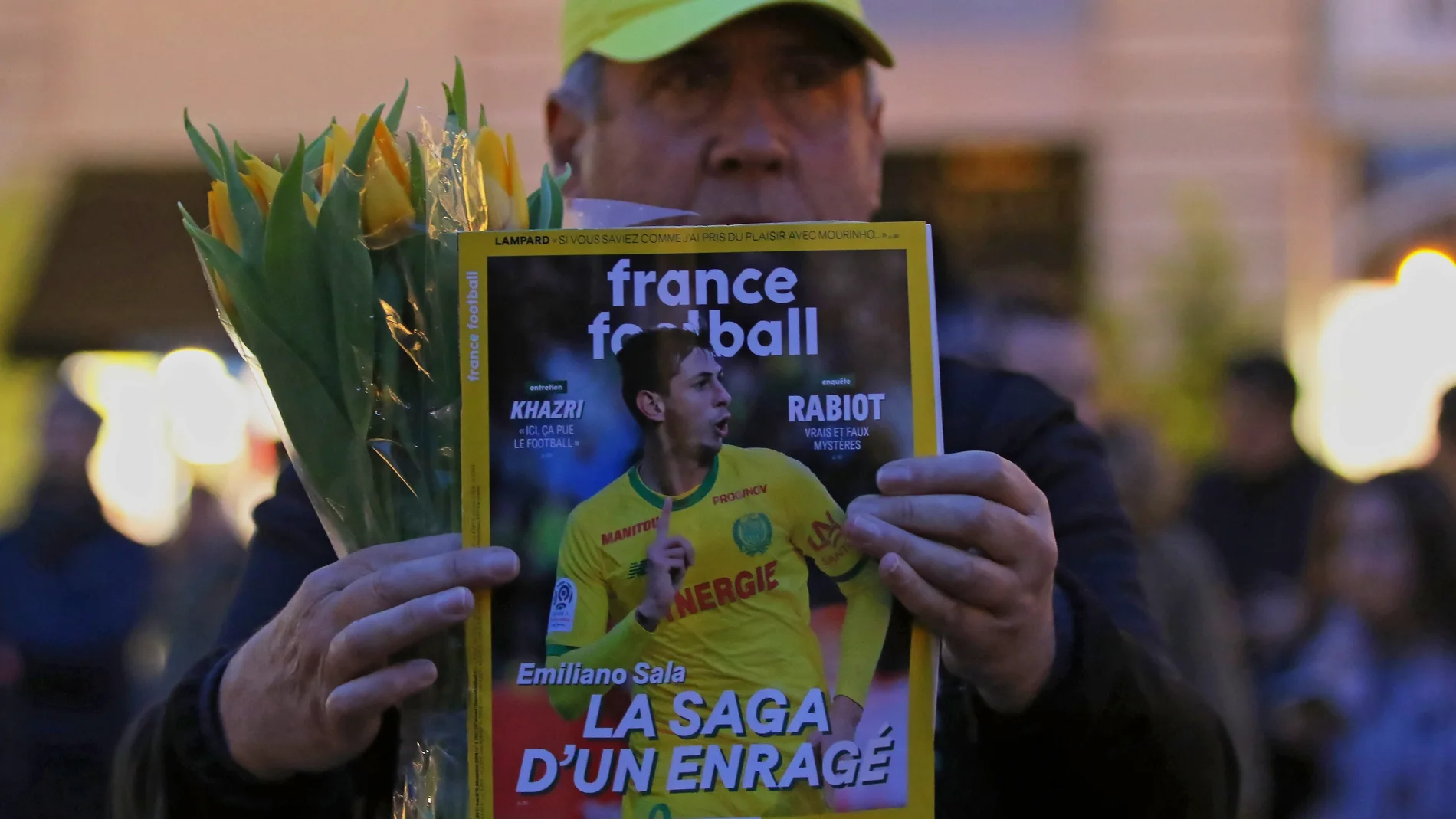Un aficionado del Nantes, con una portada de 'France Football' en la que aparece Emiliano Sala Un aficionado del Nantes, con una portada de 'France Football' en la que aparece Emiliano Sala