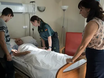 María, al ver a su padre, Alfonso, en el hospital: "Mamá, ¿qué ha pasado?" María, al ver a su padre, Alfonso, en el hospital: "Mamá, ¿qué ha pasado?"
