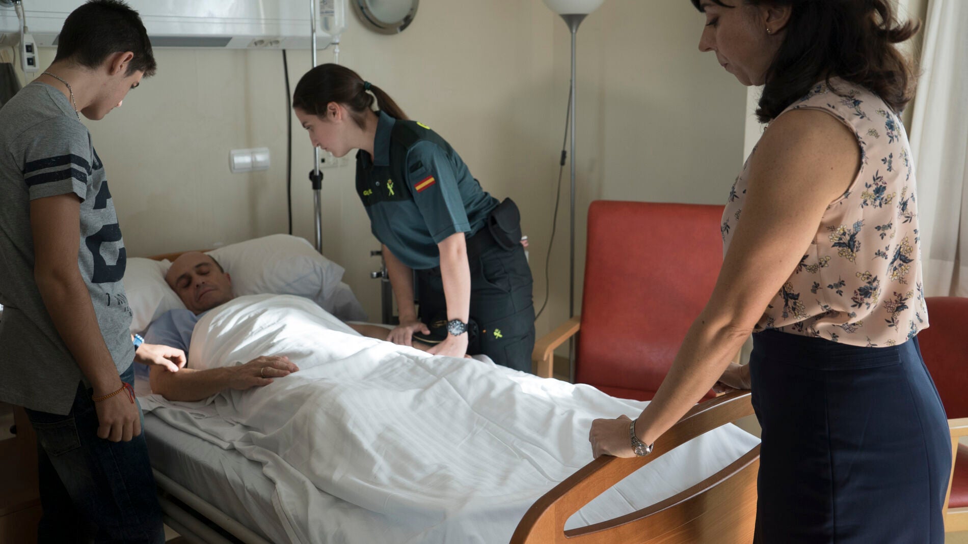Mar&iacute;a, al ver a su padre, Alfonso, en el hospital: "Mam&aacute;, &iquest;qu&eacute; ha pasado?"