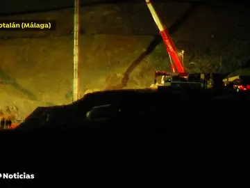 El tubo se logra instalar en el interior de la galería vertical que se ha construido para llegar hasta el pozo donde está Julen El tubo se logra instalar en el interior de la galería vertical que se ha construido para llegar hasta el pozo donde está Julen