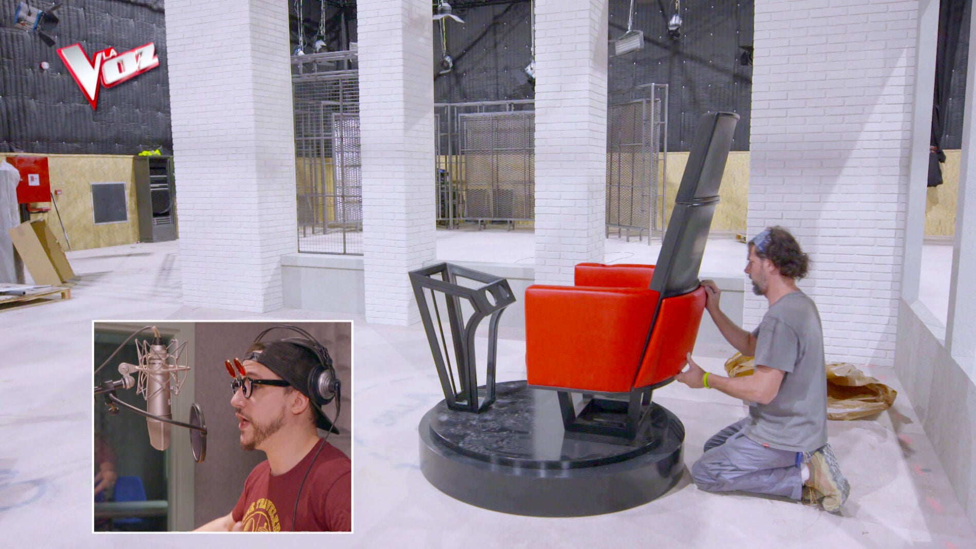 Hermoti da unos briconsejos vascos para el montaje de los sillones de 'La Voz'