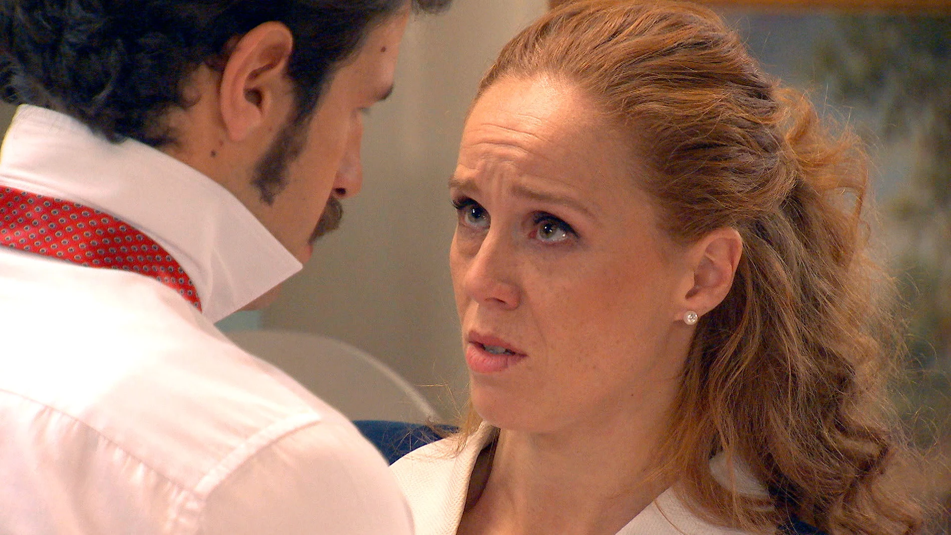 Natalia exige a Carlos una explicación: "¿Por qué se lo has contado a Gabriel?"