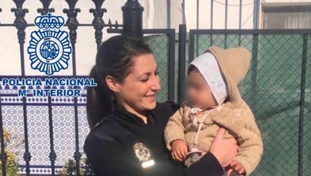 La Policía salva a una niña de 14 meses