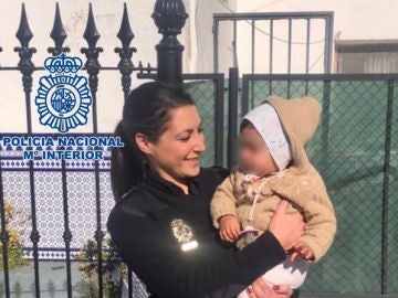 La Policía salva a una niña de 14 meses