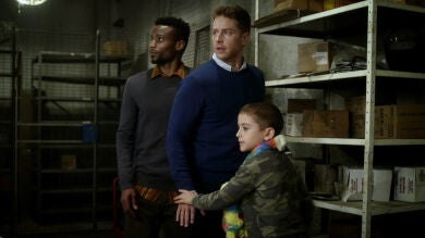 Bethany, la azafata, es detenida por la NSA para hablar el polizón del vuelo 828