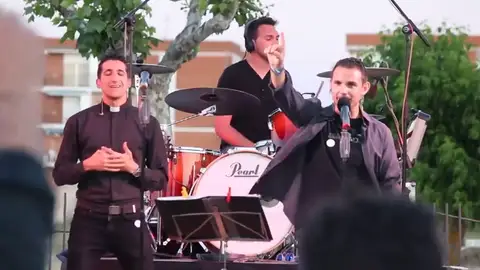 Así suenan los curas rockeros de Madrid que cantarán ante el Papa Así suenan los curas rockeros de Madrid que cantarán ante el Papa