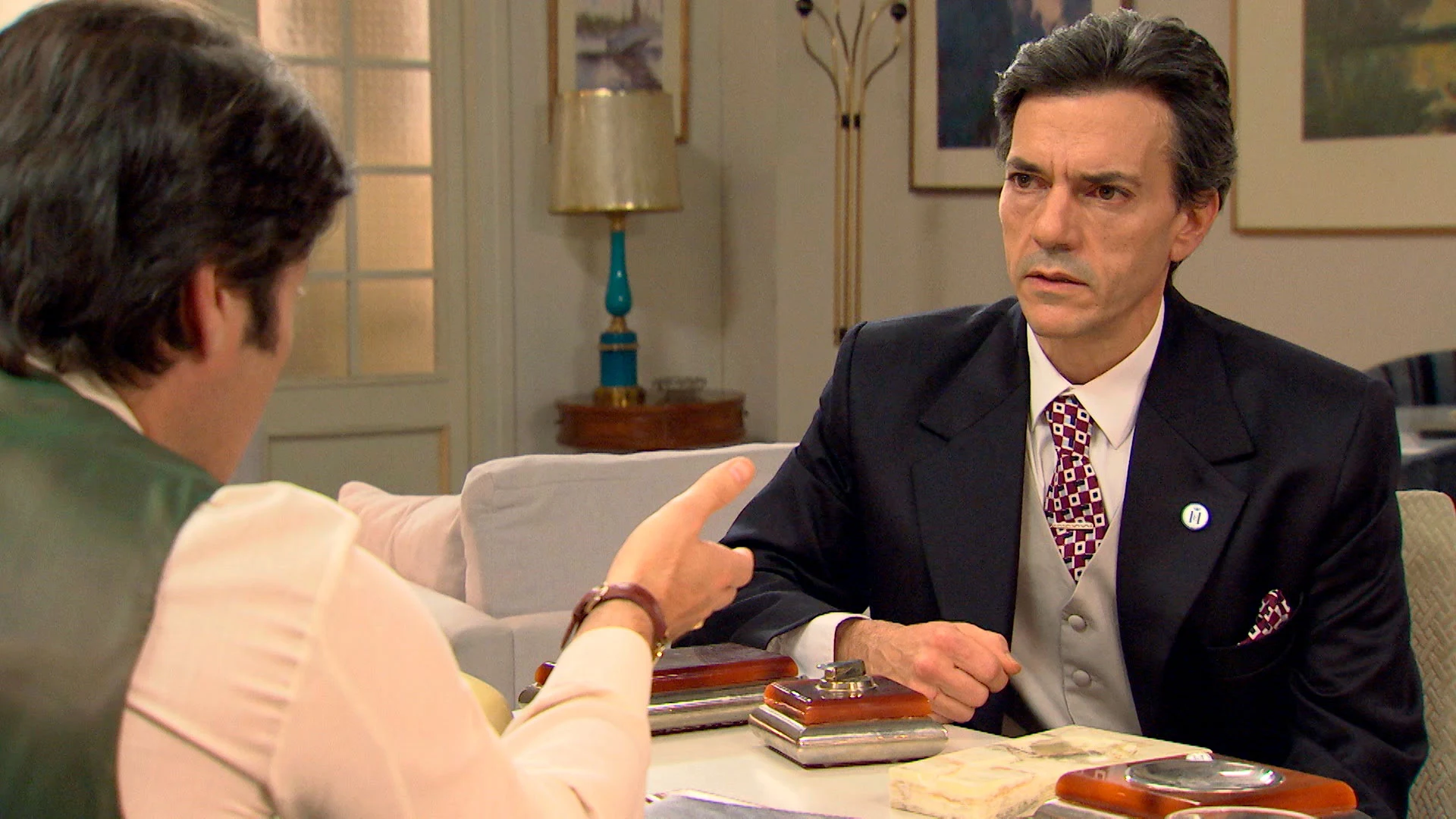 Domingo traiciona a Natalia desvelando a Gabriel su verdadera identidad