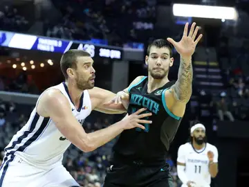 Marc Gasol y Willy Hernangómez, durante el Grizzlies-Hornets Marc Gasol y Willy Hernangómez, durante el Grizzlies-Hornets
