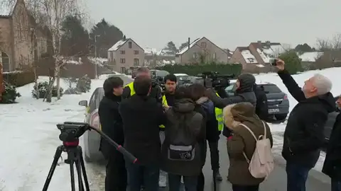 Varios taxistas de Barcelona se plantan en Waterloo para exponerle el conflicto a Carles Puigdemont Varios taxistas de Barcelona se plantan en Waterloo para exponerle el conflicto a Carles Puigdemont