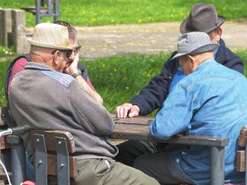 Ancianos jugando al domin&oacute; 