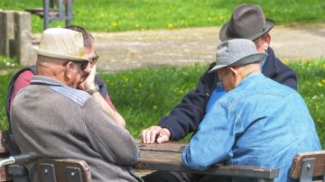 Ancianos jugando al dominó 