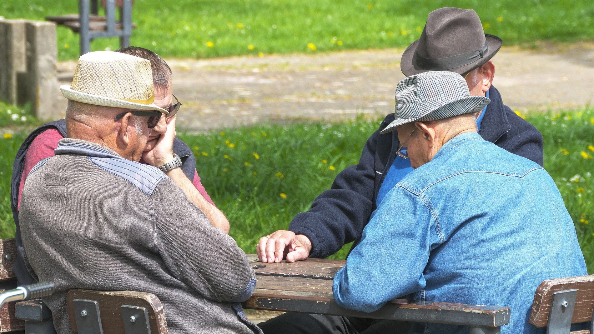 Ancianos jugando al dominó Ancianos jugando al dominó