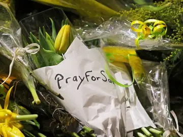 Parte de los recuerdos de la afición del Nantes hacia Emiliano Sala Parte de los recuerdos de la afición del Nantes hacia Emiliano Sala