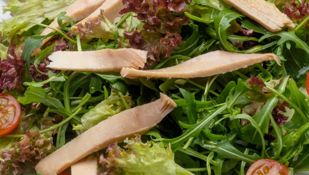 Ensalada de rúcula, lollo, atún y cherrys
