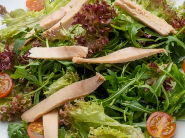 Ensalada de rúcula, lollo, atún y cherrys 