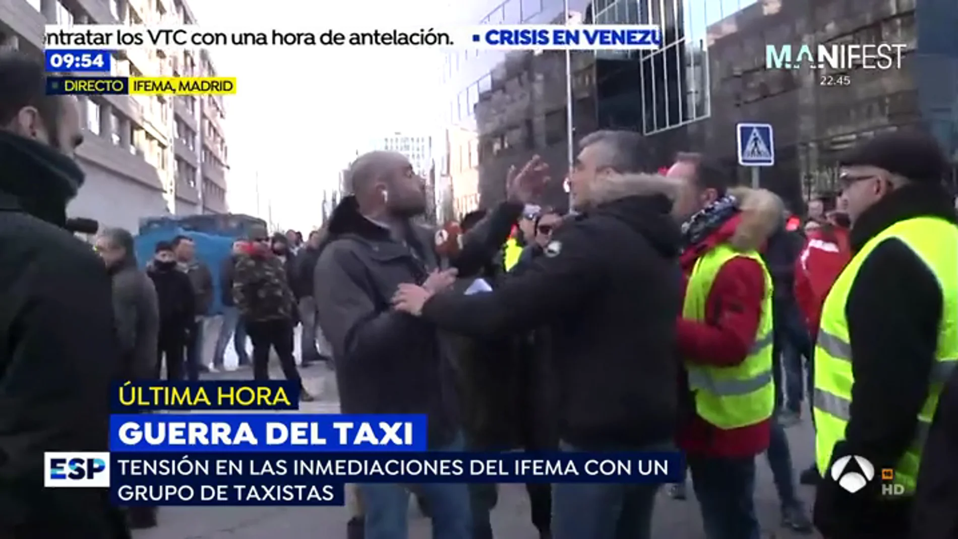 Un grupo de taxistas agrede con empujones y 'huevazos' a un reportero de 'Espejo Público' en Ifema
