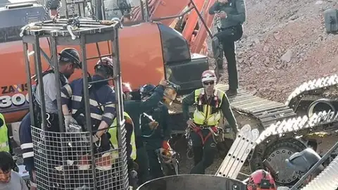 Los mineros probando las jaulas Los mineros probando las jaulas