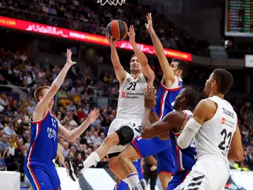 Sergio Llull, en acción ante el Efes Sergio Llull, en acción ante el Efes