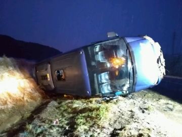 Vuelca un microbus escolar tras patinar por la nieve Vuelca un microbus escolar tras patinar por la nieve