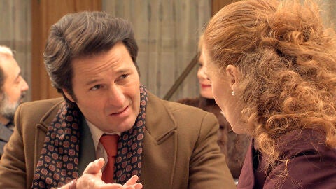 Gabriel finge perdonar a Natalia por su relación con Carlos