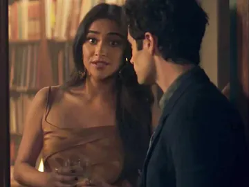 Shay Mitchell y Penn Badgley en 'You' Shay Mitchell y Penn Badgley en 'You'