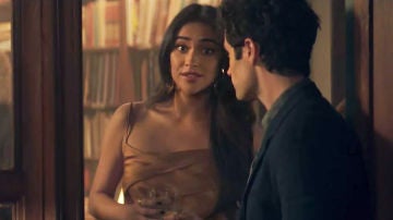 Shay Mitchell y Penn Badgley en 'You'