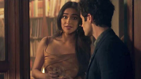 Shay Mitchell y Penn Badgley en 'You'