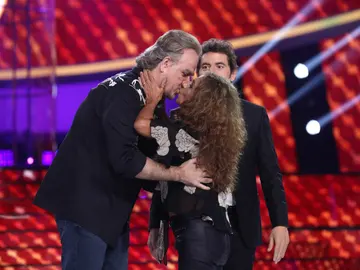 El cariñoso beso de Lolita a Bertín El cariñoso beso de Lolita a Bertín